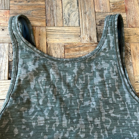 Lululemon Power Pivot Tank *Tough Heathered PU Olive Green M/L - Picture 2 of 4